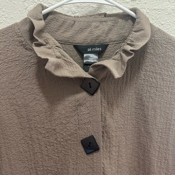 Ali Miles Sleeveless Button Front Swing Top in Taupe/Light Brown Size Small - Picture 7 of 7